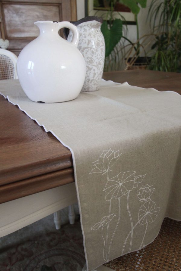 chemin de table lotus blanc