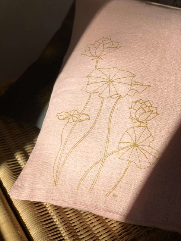 Housse-coussin-lotus-rose-poudre-3