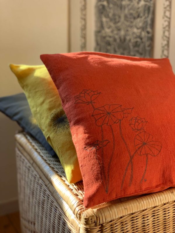 Housse-coussin-lotus-rouge-brique-2