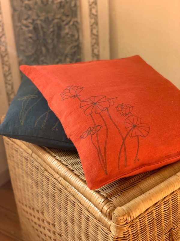 Housse-coussin-lotus-rouge-brique-4