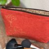 Trousse-lotus-dore-sur-brique5