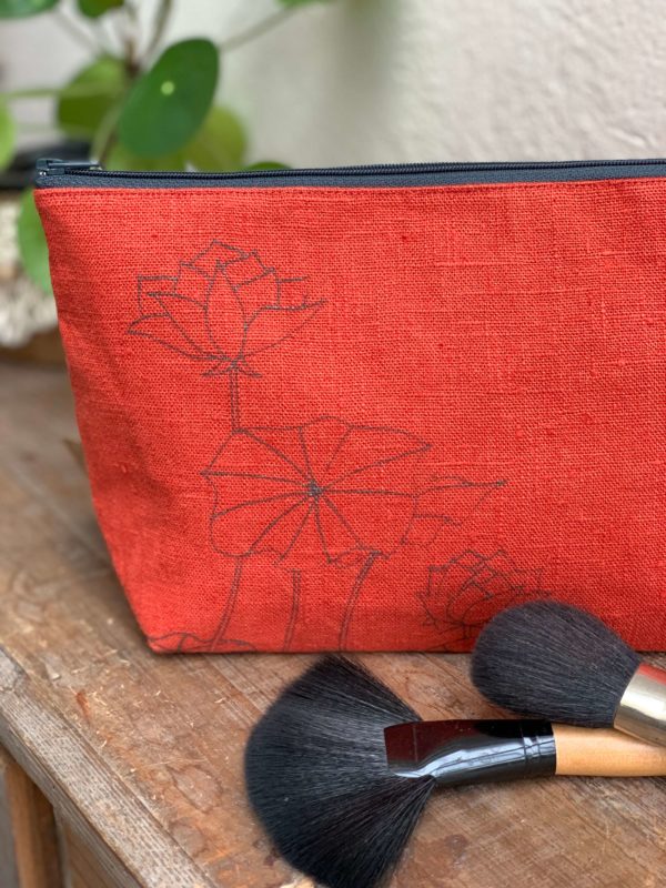 Trousse-lotus-gris-sur-rouille