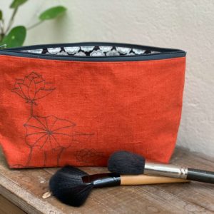 Trousse-lotus-gris-sur-rouille4