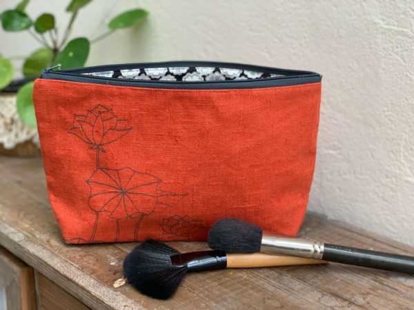 Trousse-lotus-gris-sur-rouille4